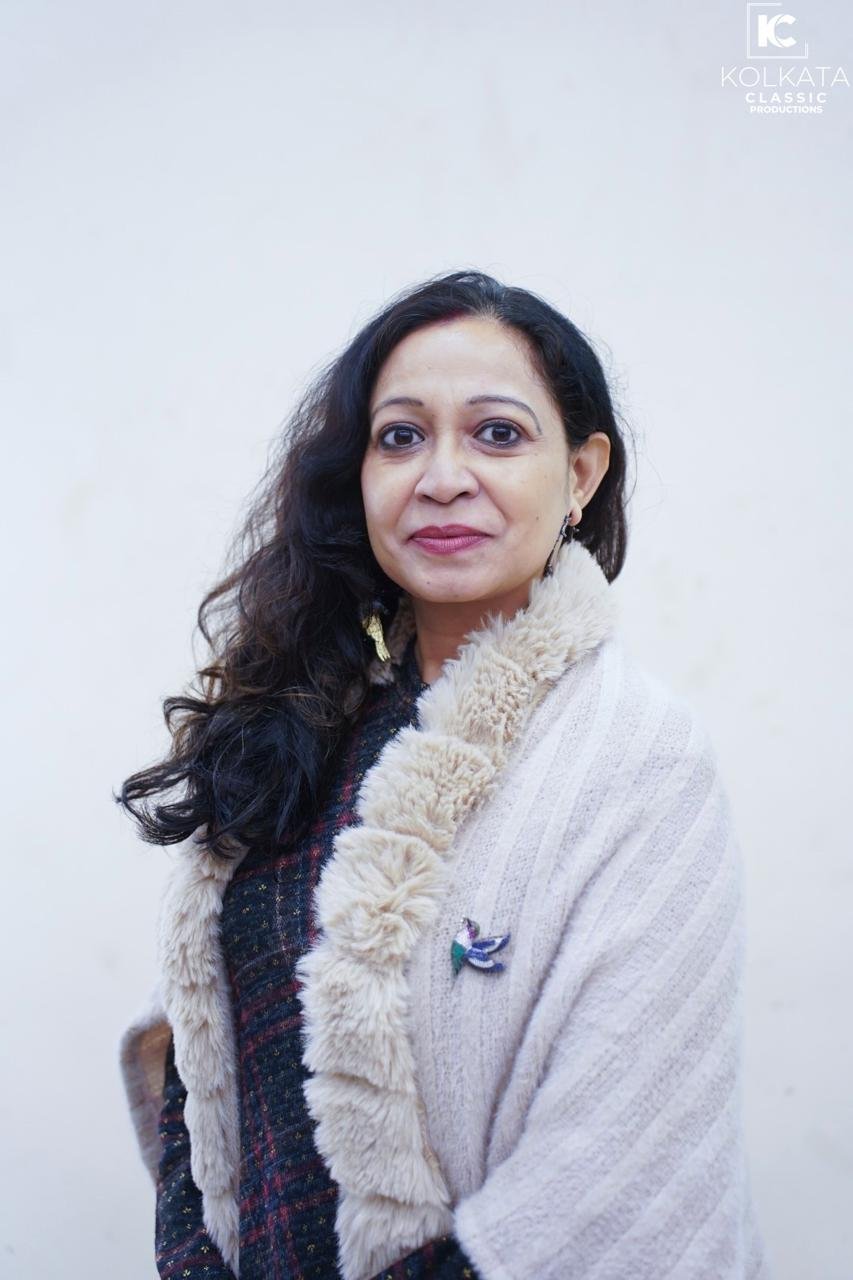 Portrait of Smita Modi wearing a cream shawl